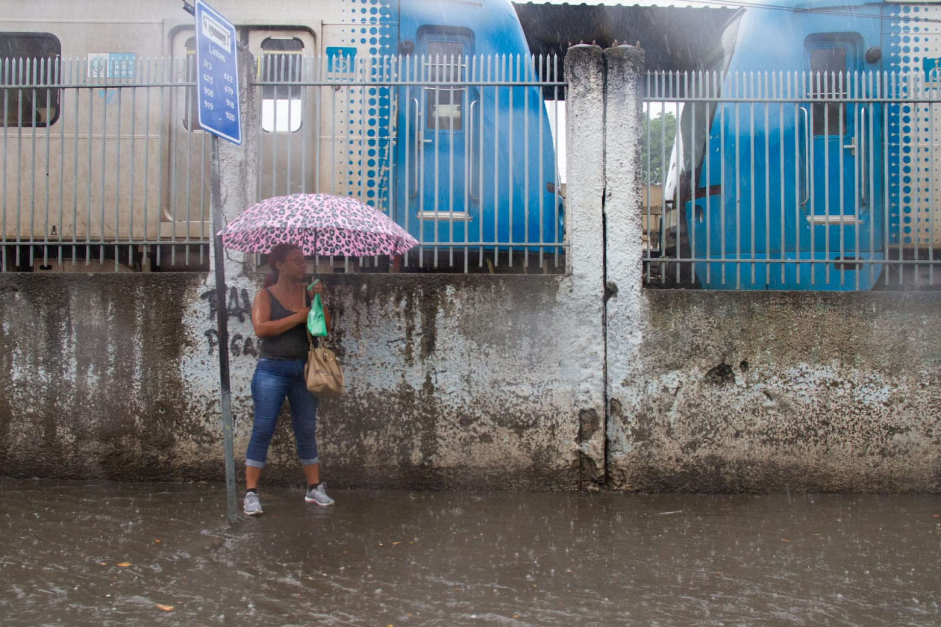 Chuva provocou pontos com bolsões d'água em Bonsucesso - Érica Martin / Agência O Dia