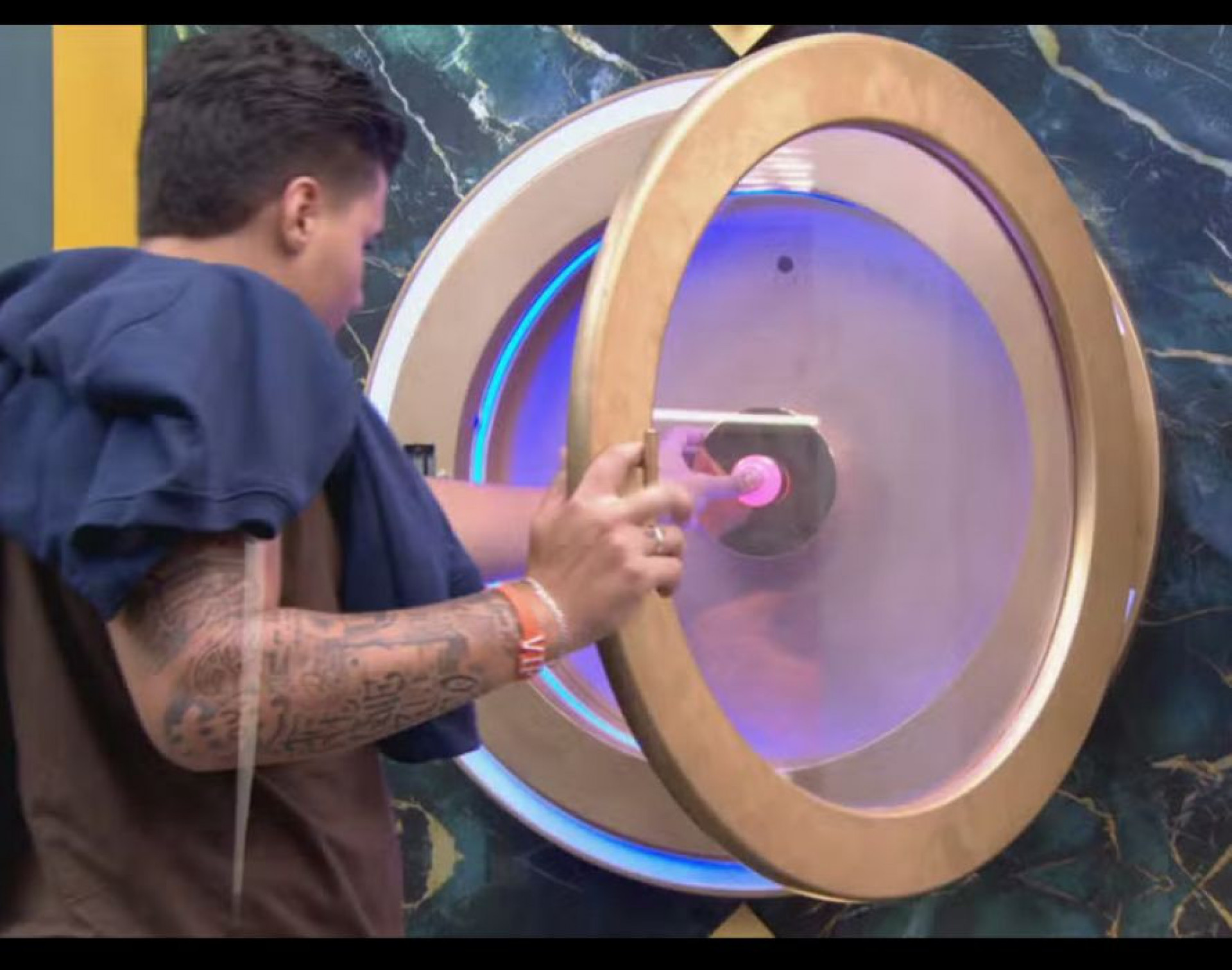 Pedro apertou o botão de desistência do 'BBB26' - Reprodução de TV