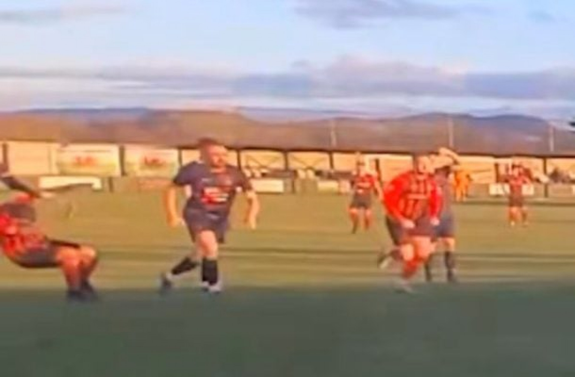 Agress&atilde;o em jogo no Pa&iacute;s de Gales termina com pris&atilde;o e suspens&atilde;o de jogador; v&iacute;deo