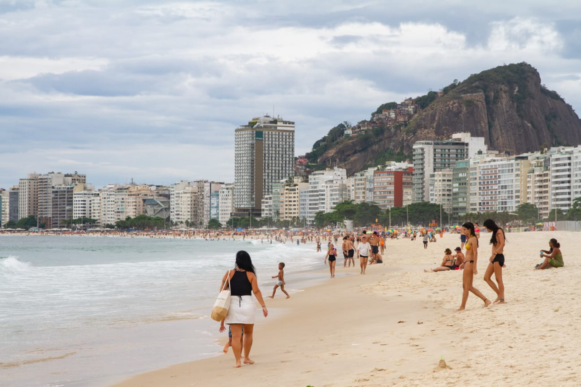 Com termômetros podendo chegar aos 35ºC, cariocas aproveitam segunda na Praia de Copacabana - Érica Martin/Agência O Dia