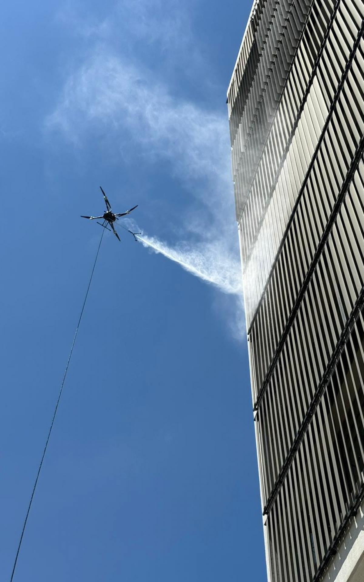 Drones já são usados para limpar fachadas de prédios no país |