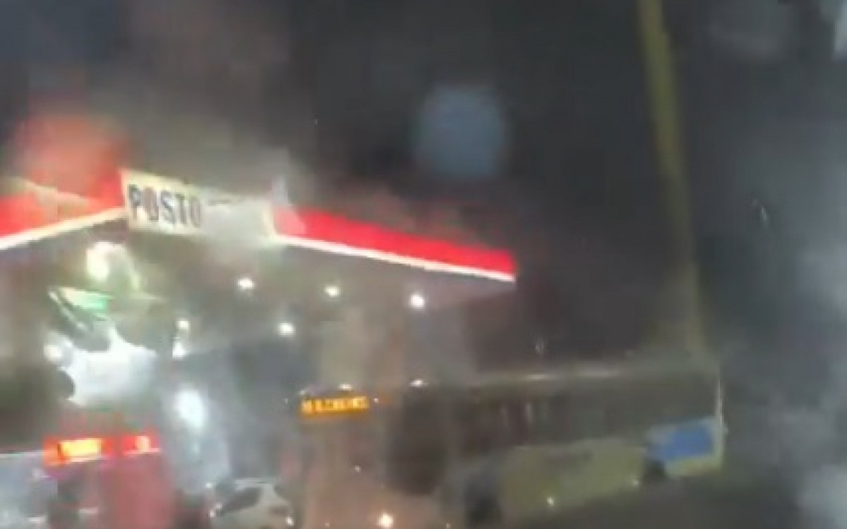 Ve&iacute;culos precisaram trafegar em meio a alagamentos em Caxias