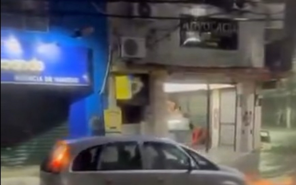 Alagamento arrastou carro em Duque de Caxias