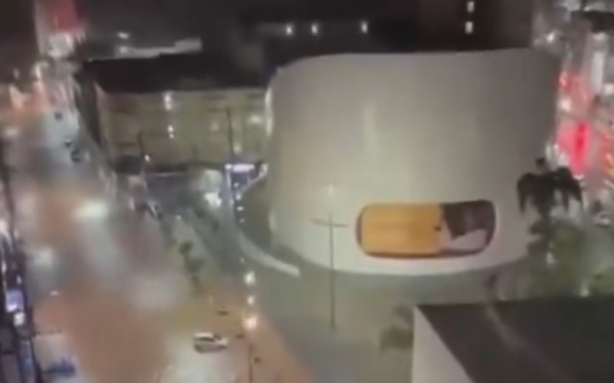 Ruas de Duque de Caxias ficaram embaixo d'&aacute;gua por conta do temporal