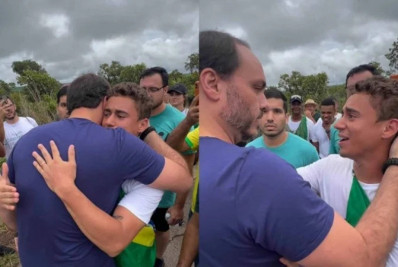 Carlos Bolsonaro se junta à caminhada contra as condenações do 8 de janeiro  