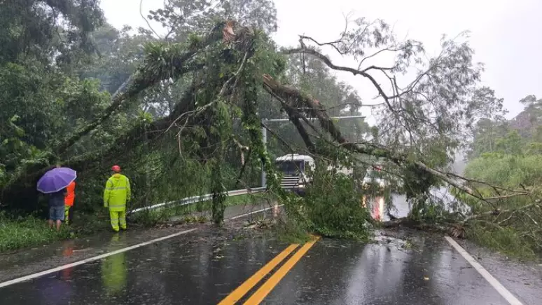 Mulher é atingida por cabeça d’água durante fortes chuvas em SP