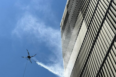 Drones já são usados para limpar fachadas de prédios no país