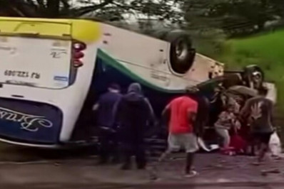 Acostamento cede e ônibus capota em Itaperuna, deixando mais de 20 feridos