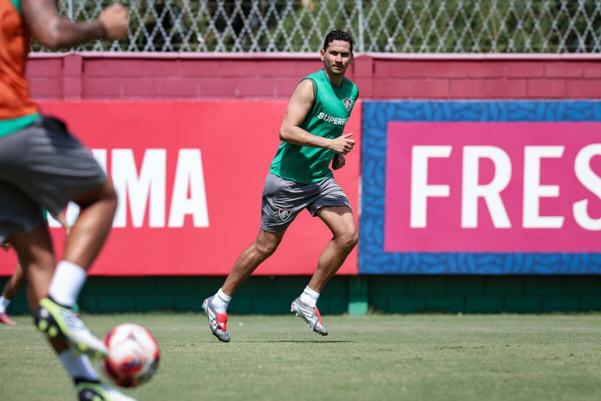 Ganso se recupera de les&atilde;o e volta a treinar no Fluminense