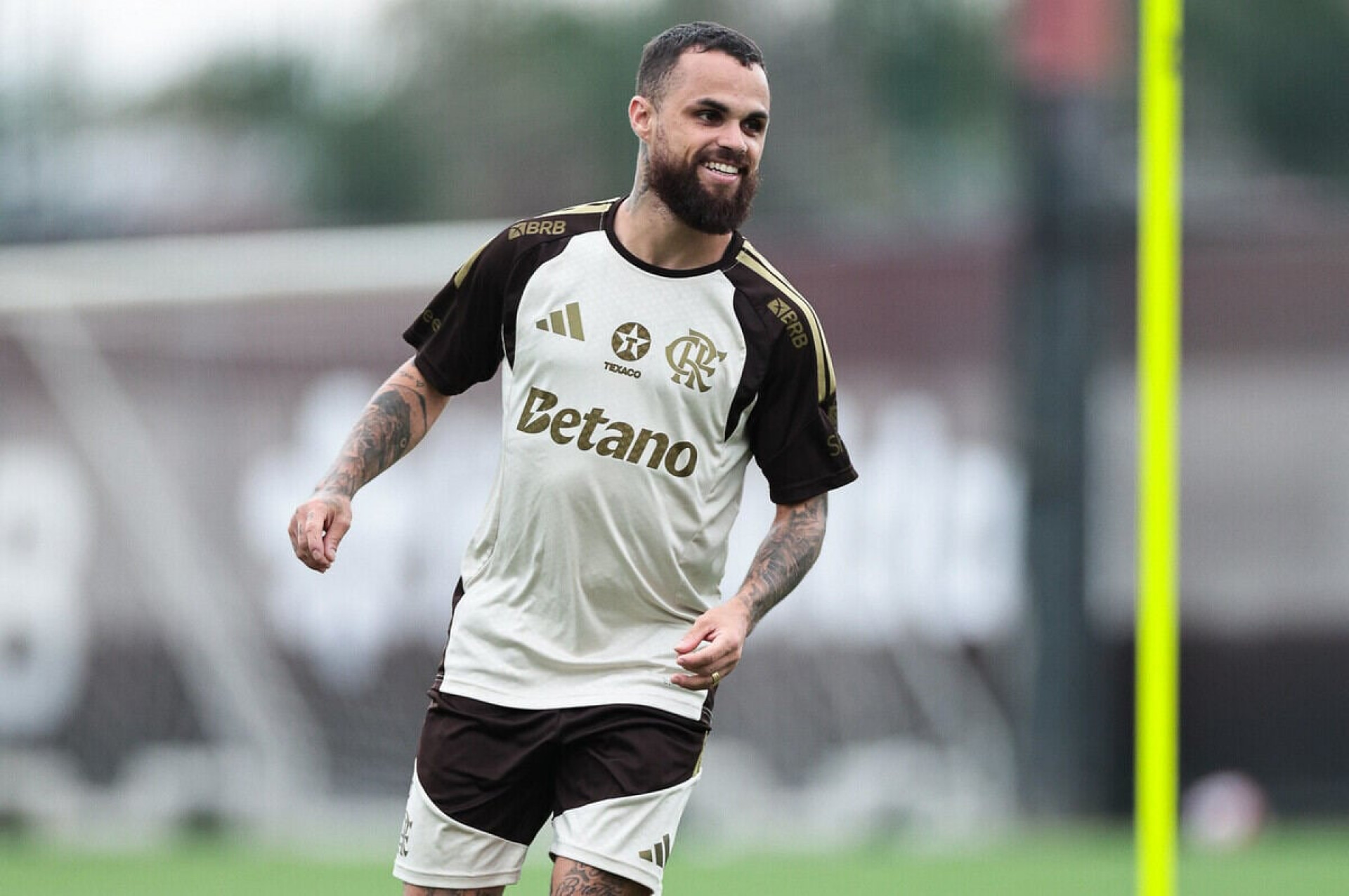 Perto do Santos, Michael faz exig&ecirc;ncia ao Flamengo para sair