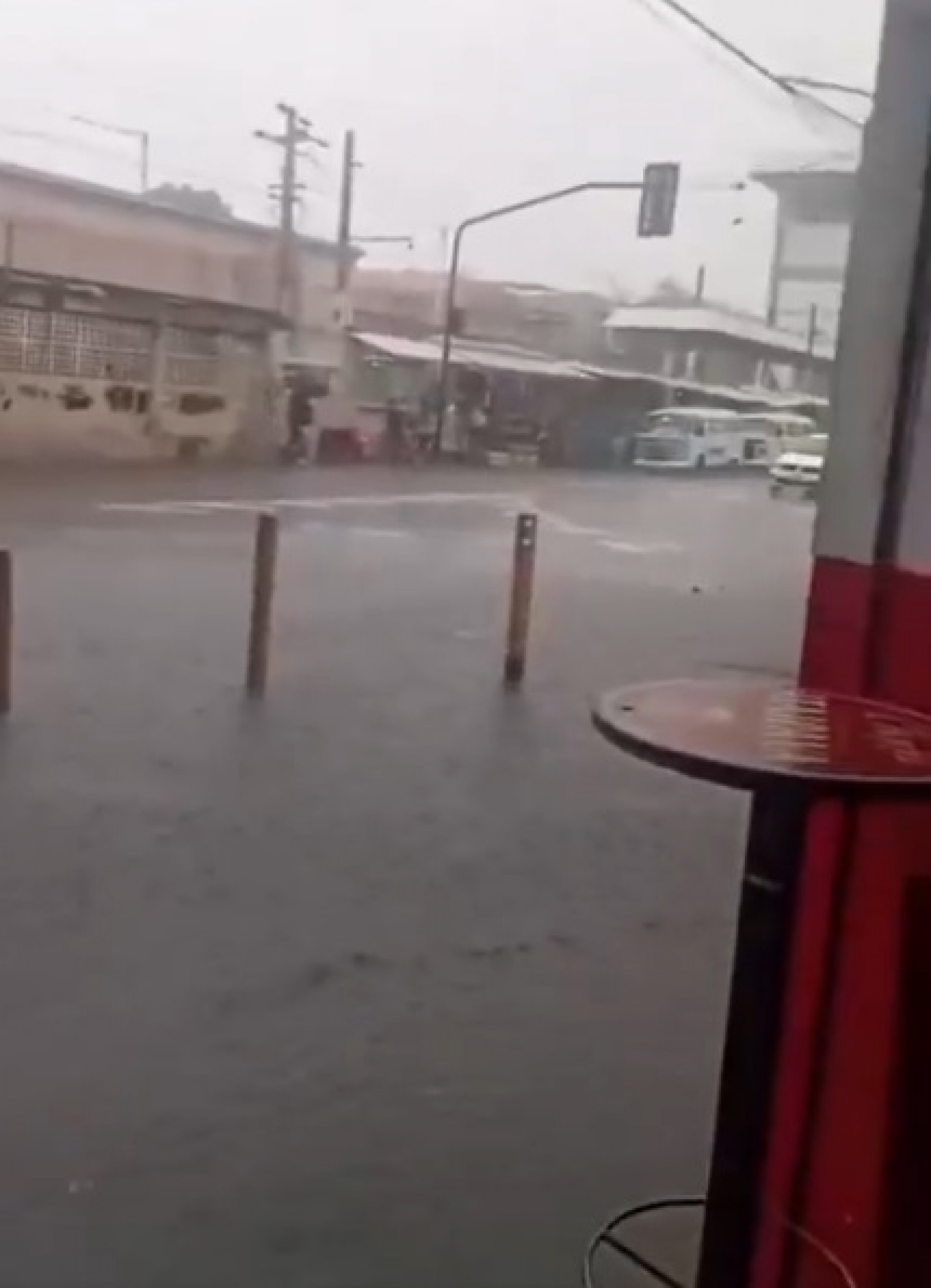 Pontos de alagamento ocorreram na Avenida Teixeira de Castro, na altura da Rua Barros Barreto, em Bonsucesso