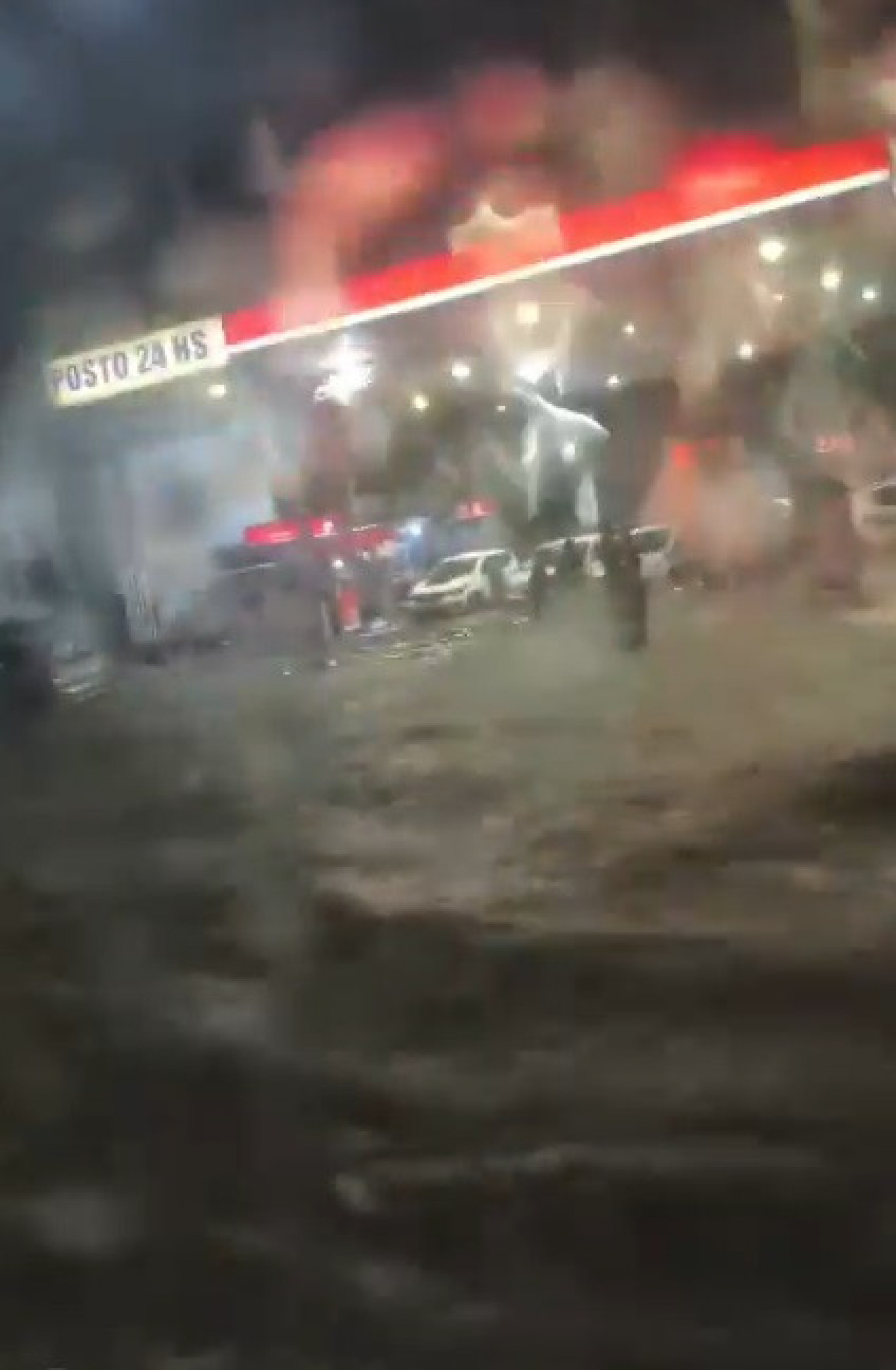 Vídeos compartilhados nas redes sociais mostram alagamentos no Centro de Caxias