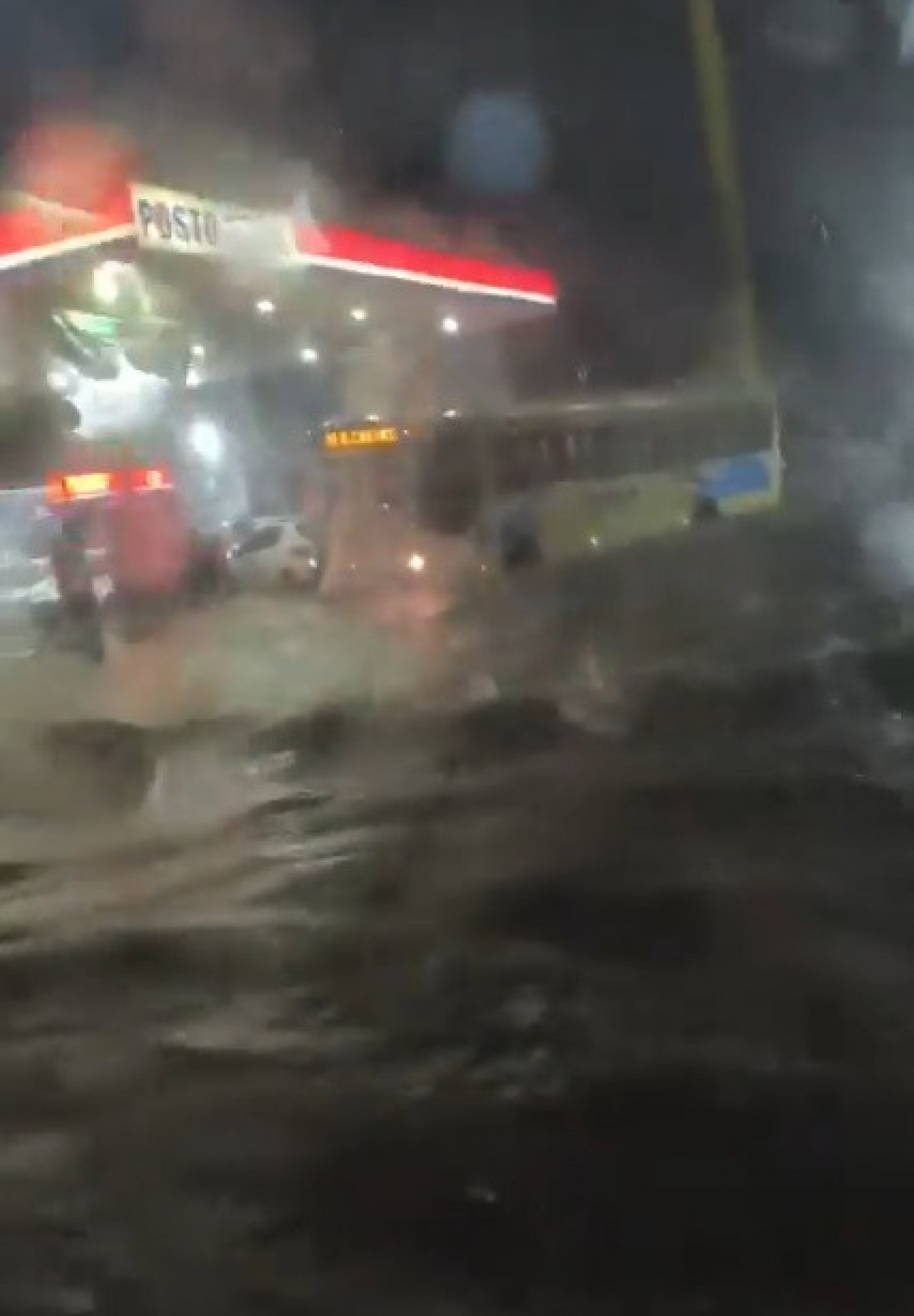 Veículos precisaram trafegar em meio a alagamentos em Caxias