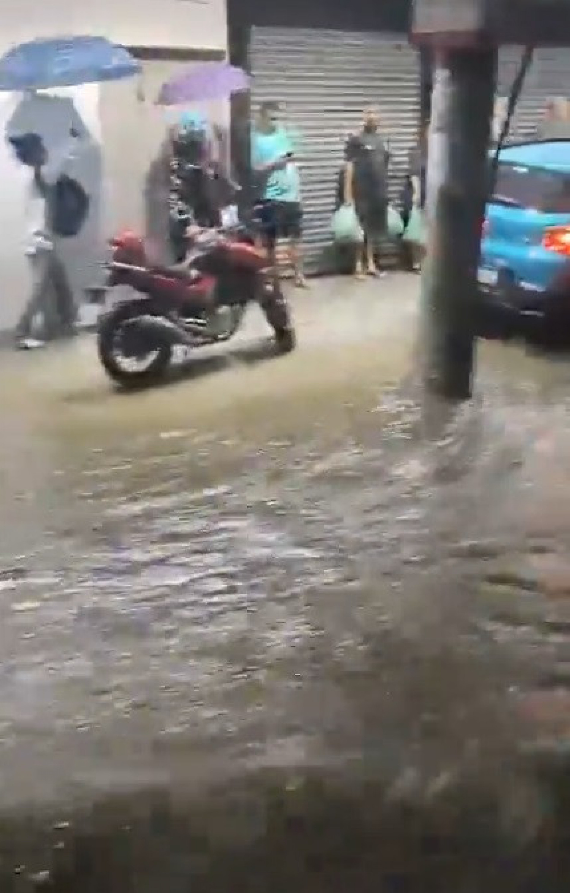 Vias ficaram totalmente tomadas pela água, dificultando a passagem de carros, ônibus e pedestres