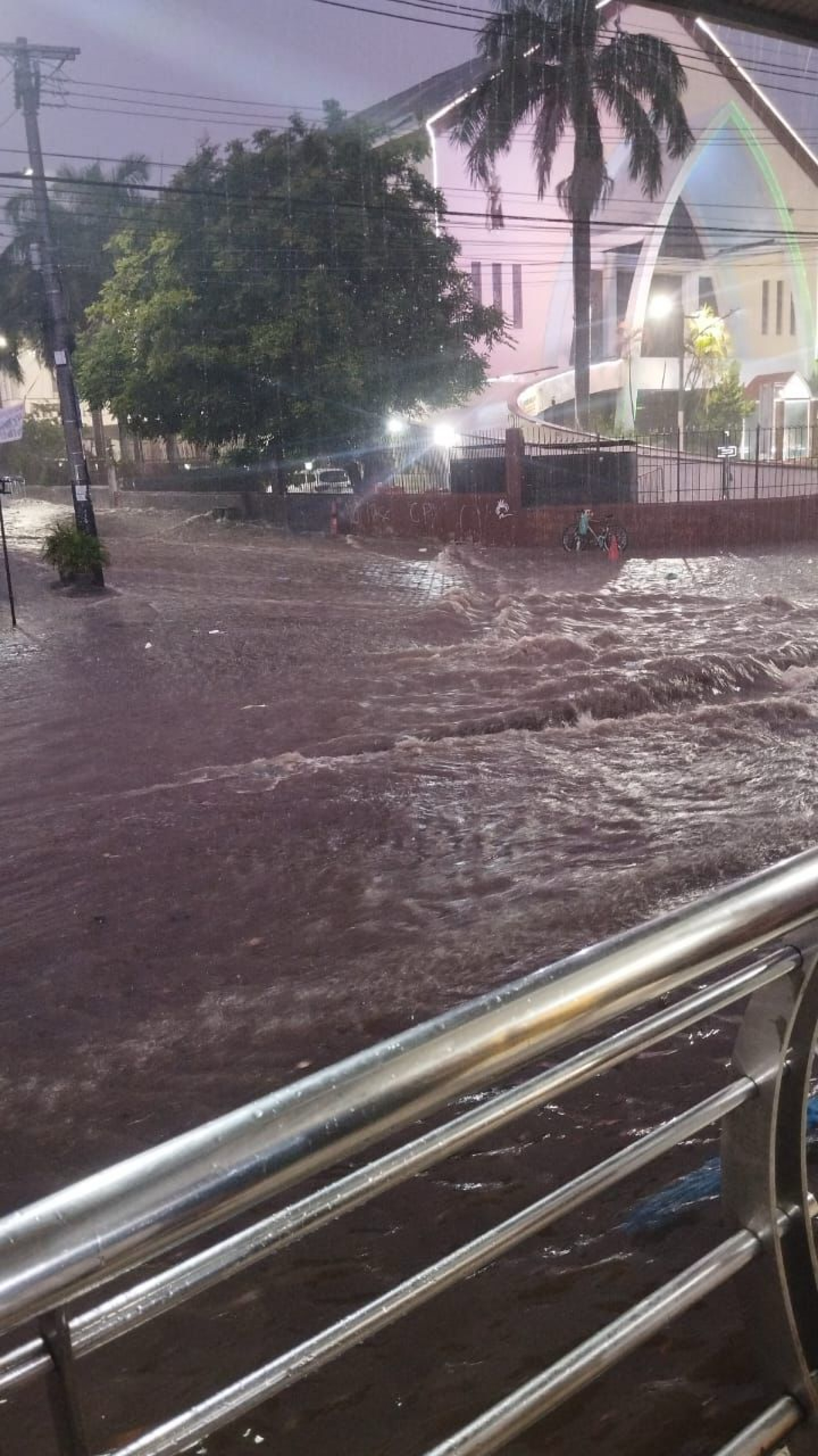 Moradores registraram alagamento na Vila Kosmos