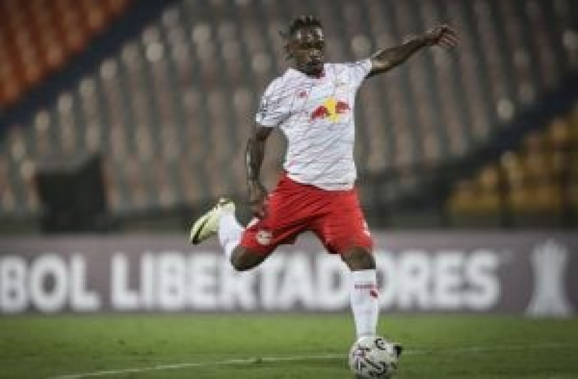 Brasileiro acusa Jos&eacute; Mourinho de falta de car&aacute;ter e rasga elogios a Jorge Jesus