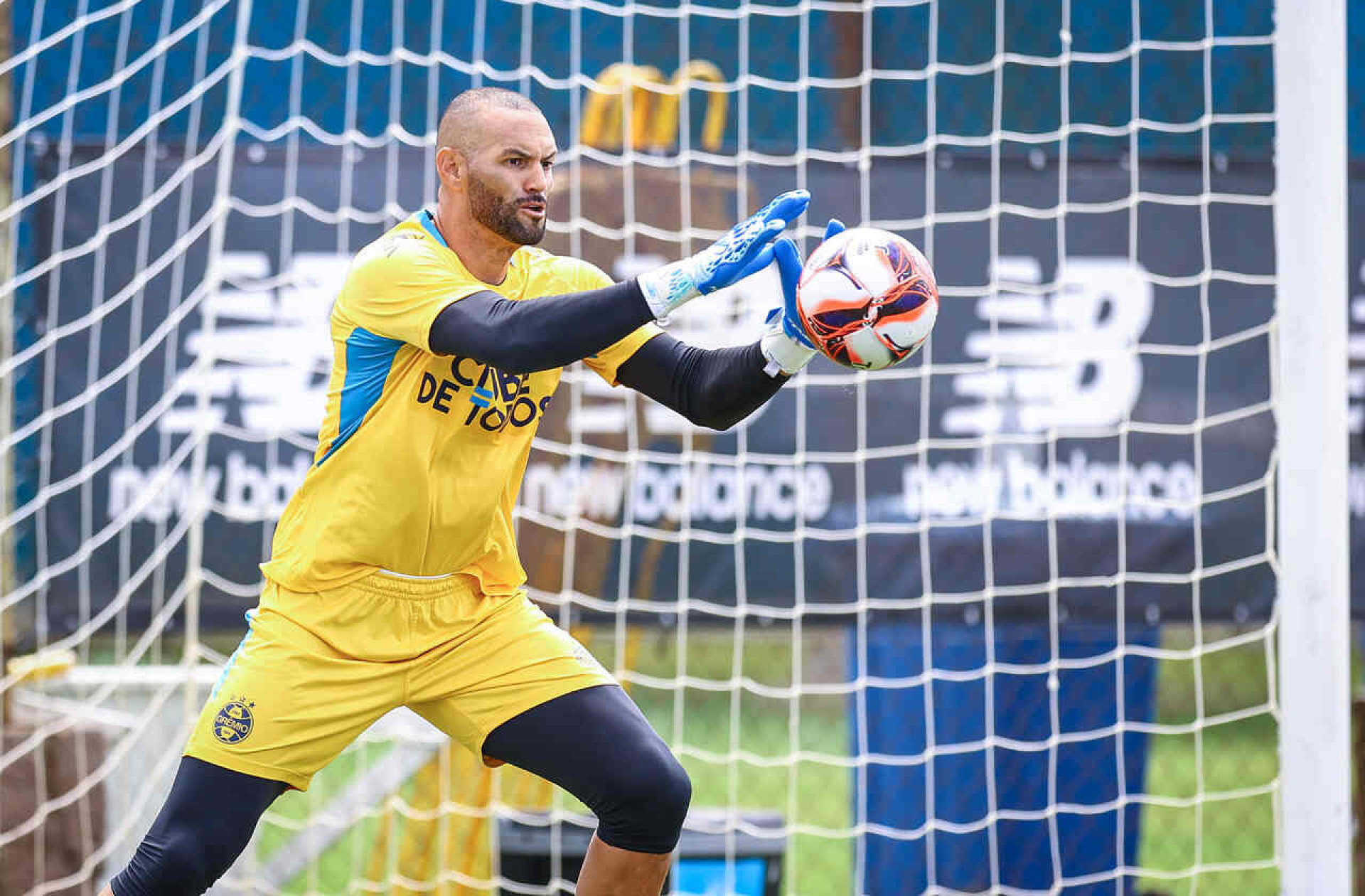 Gr&ecirc;mio planeja promover a estreia de Weverton antes do Gre-Nal