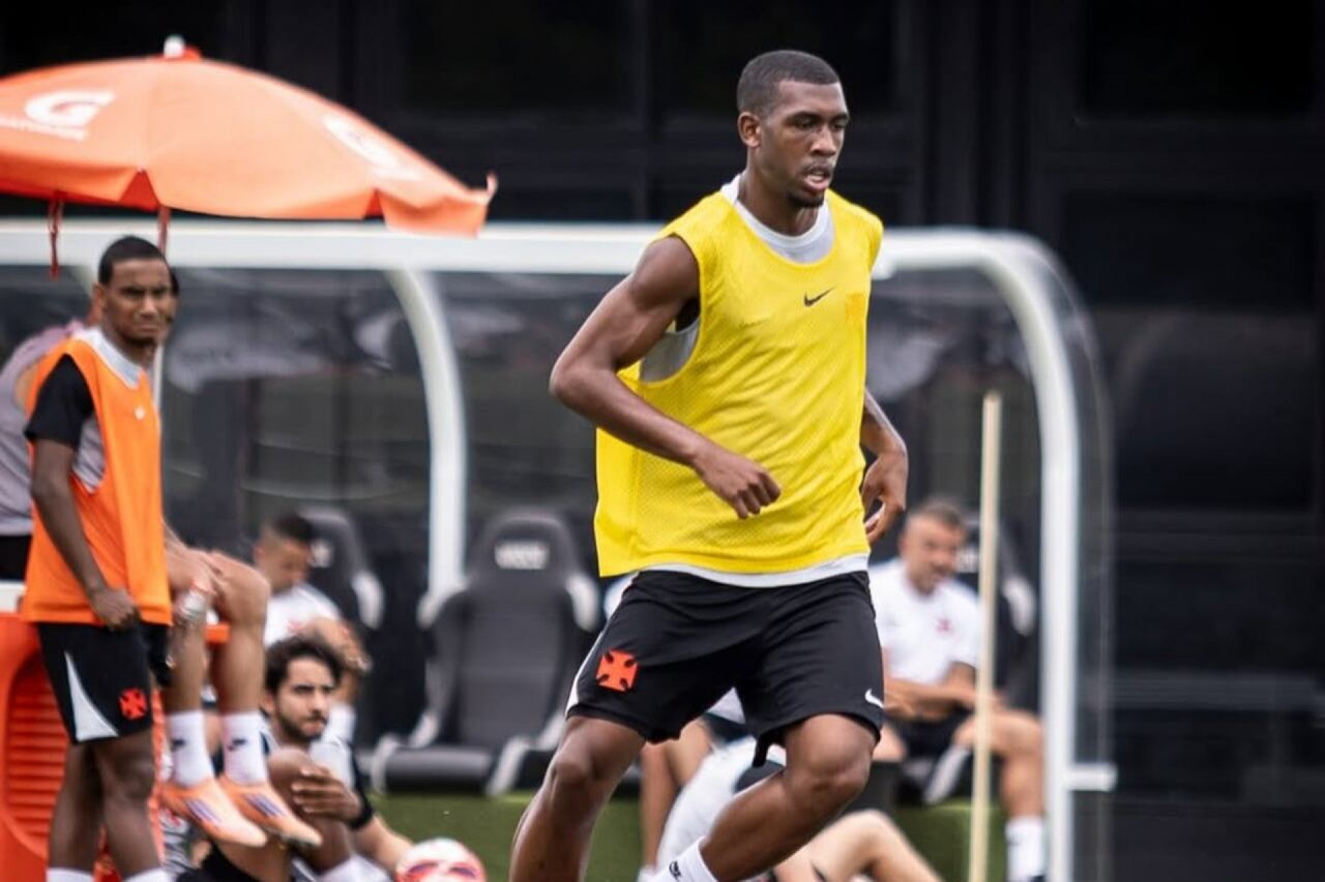 Em negocia&ccedil;&otilde;es com o Bournemouth, Rayan &eacute; desfalque do Vasco contra o Flamengo