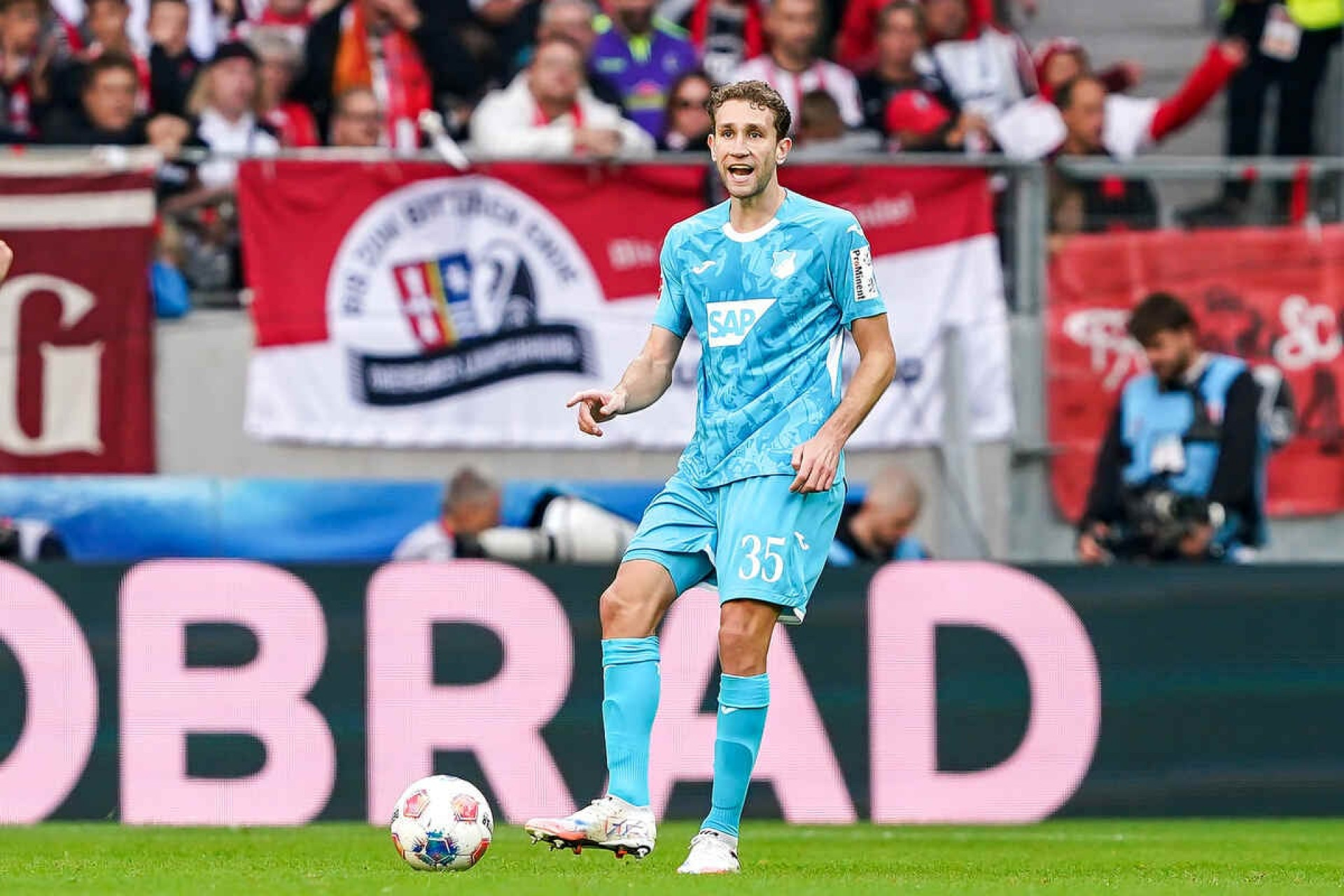 Internacional mira a contrata&ccedil;&atilde;o de mais um zagueiro e monitora Arthur Chaves