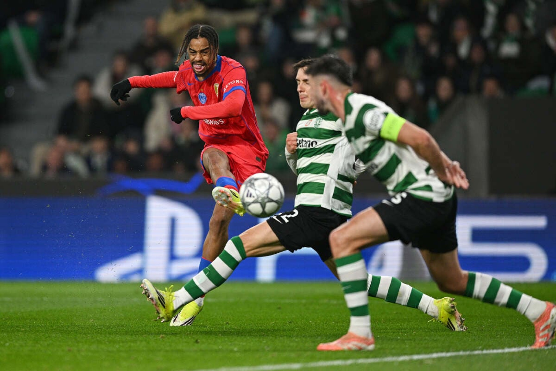 Su&aacute;rez marca duas vezes e garante vit&oacute;ria do Sporting sobre o PSG na Champions