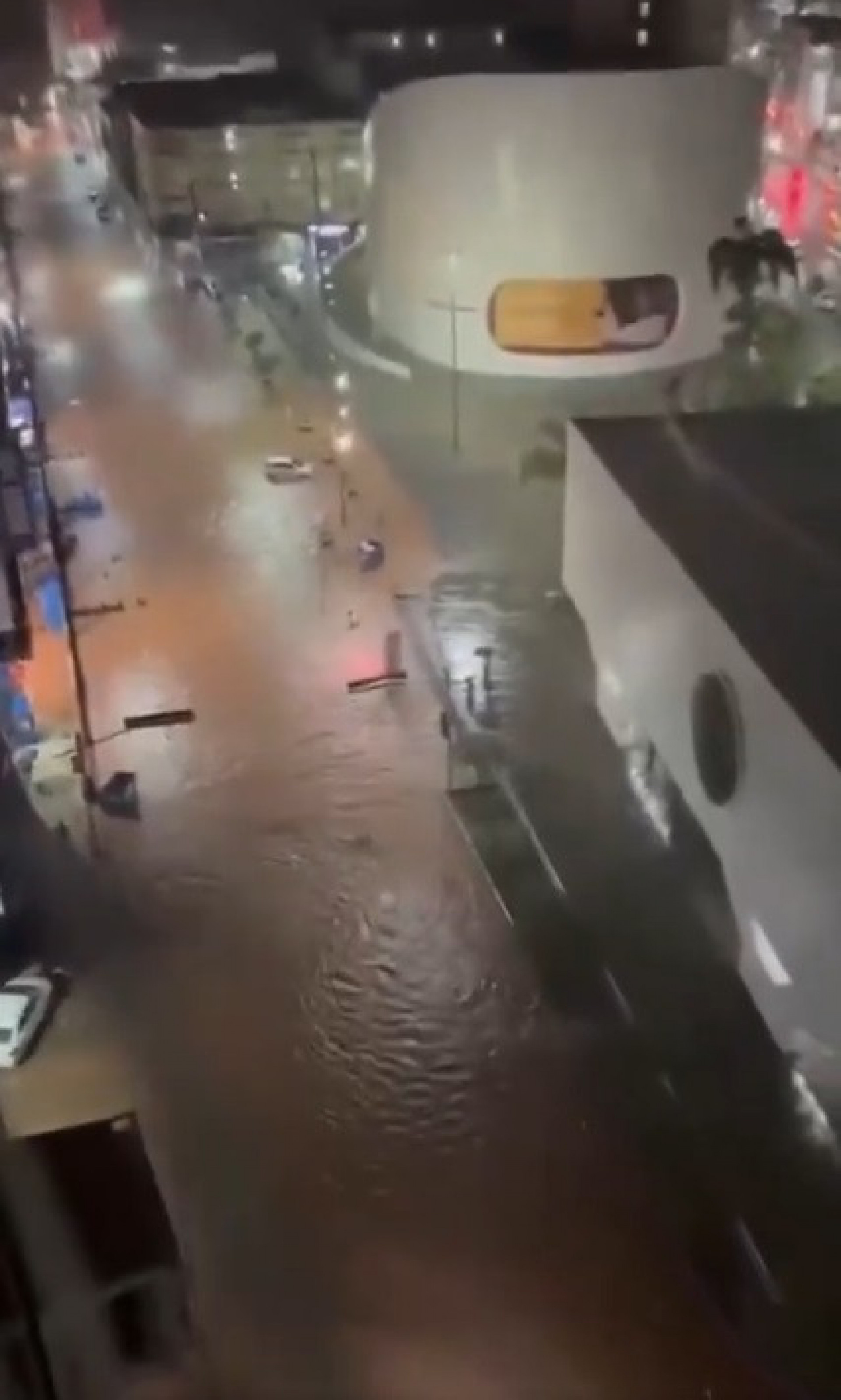 Ruas de Duque de Caxias ficaram embaixo d\'água por conta do temporal