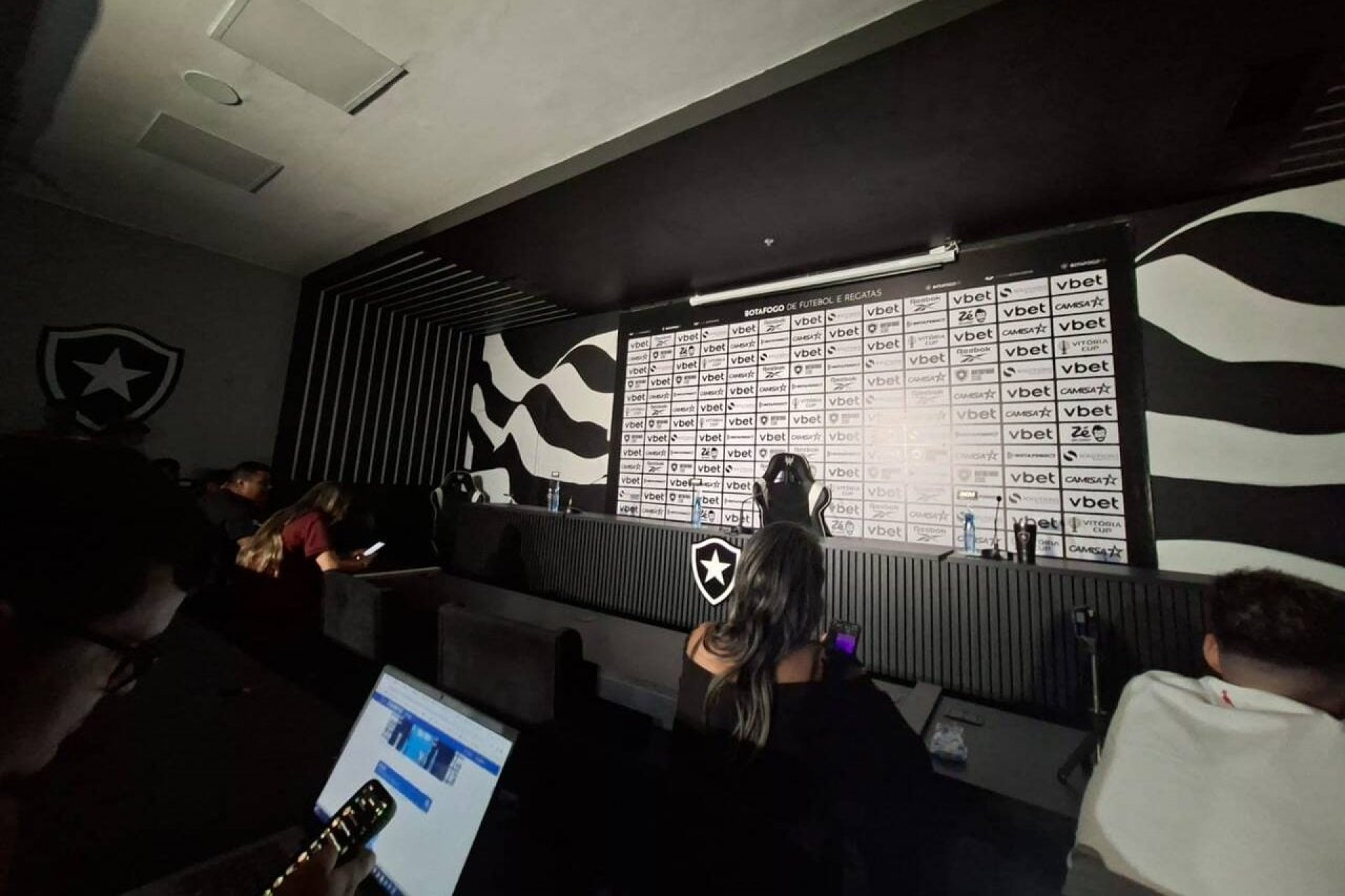 Coletiva de Anselmi no Botafogo &eacute; paralisada ap&oacute;s queda de luz