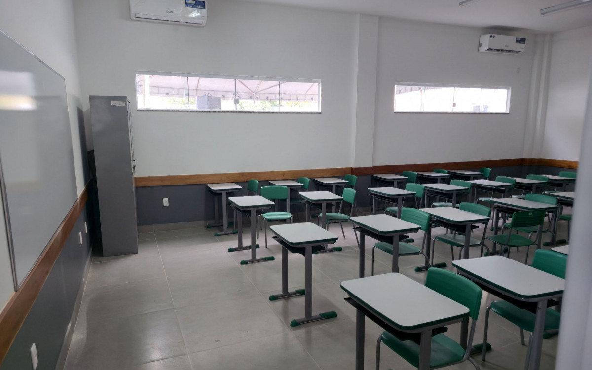 Moradores do Bosque Azul acompanham a inauguração da nova Escola Municipal Sônia Regina de Souza Lapa, entregue mesmo sob chuva