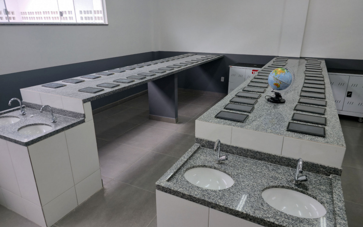 Moradores do Bosque Azul acompanham a inauguração da nova Escola Municipal Sônia Regina de Souza Lapa, entregue mesmo sob chuva