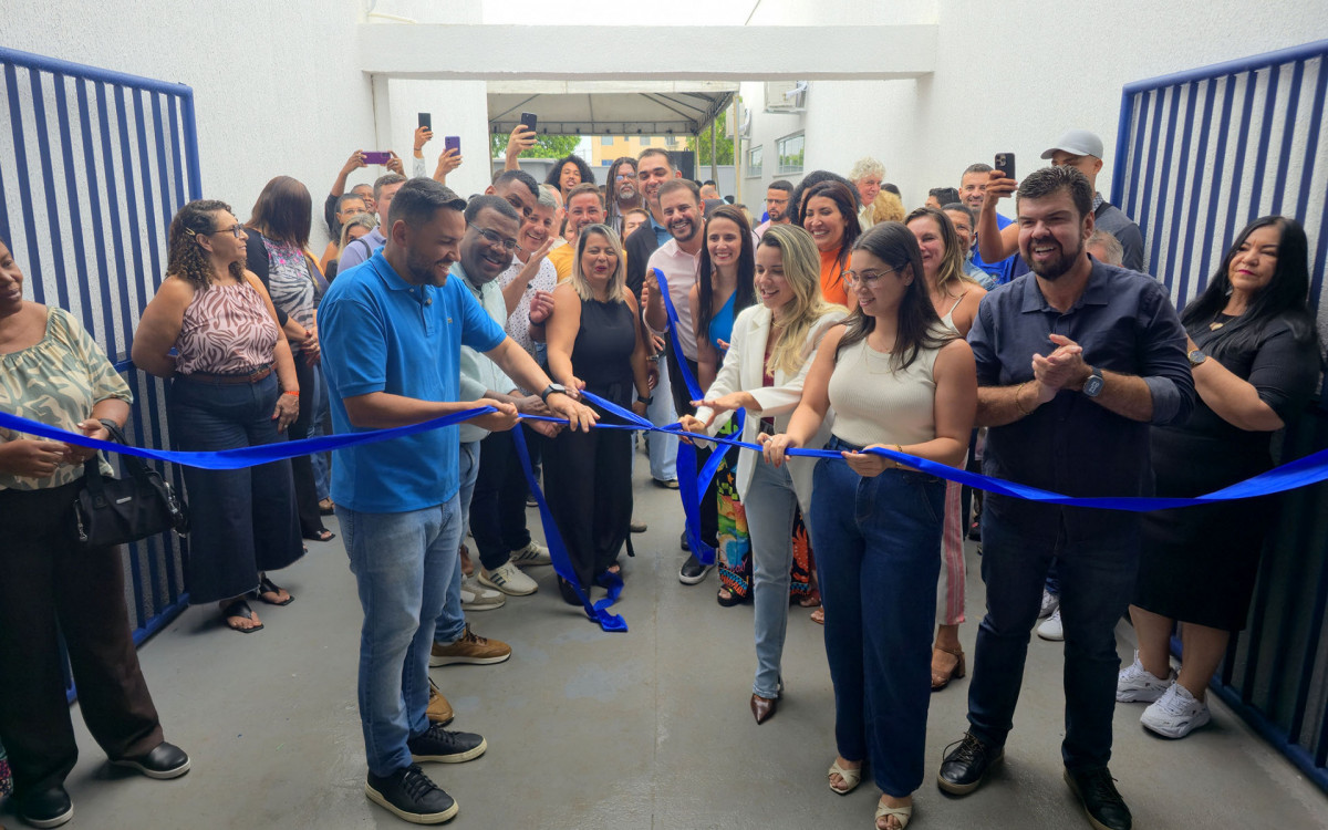 Moradores do Bosque Azul acompanham a inauguração da nova Escola Municipal Sônia Regina de Souza Lapa, entregue mesmo sob chuva