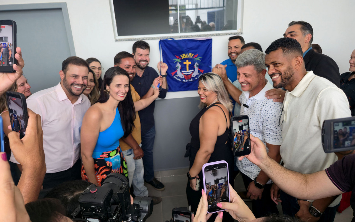 Moradores do Bosque Azul acompanham a inauguração da nova Escola Municipal Sônia Regina de Souza Lapa, entregue mesmo sob chuva
