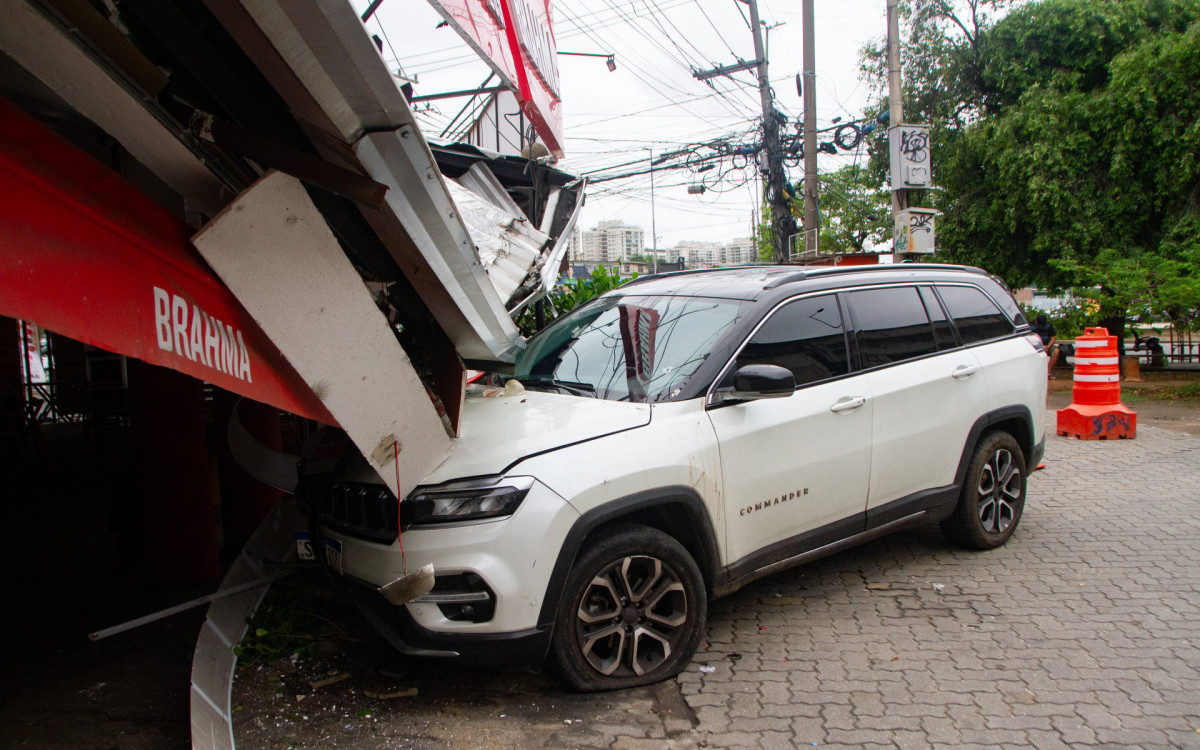 Um dos assaltantes colidiu um carro roubado em um restaurante depois de ser baleado
