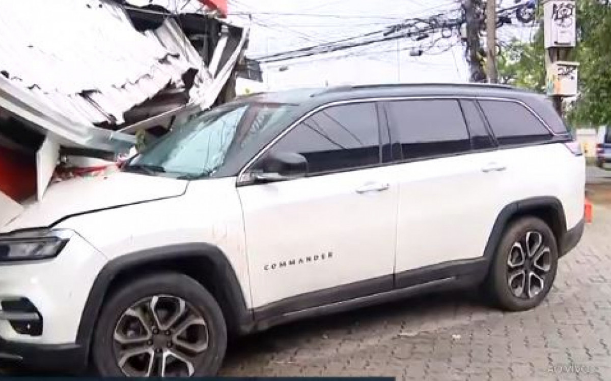 Carro colidiu em restaurante durante perseguição  - Reprodução/BDRJ