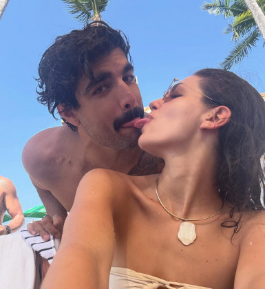 Caio Castro mostra registros de viagem à Bahia com a namorada