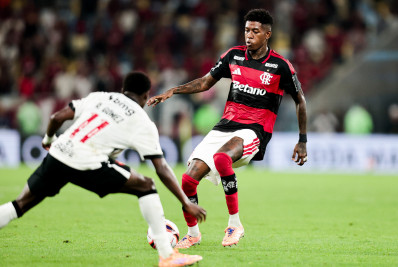 Vitão celebra estreia pelo Flamengo com vitória em clássico: 'É diferente'