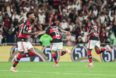 Com um a mais, Flamengo vence o Vasco e respira no Campeonato Carioca