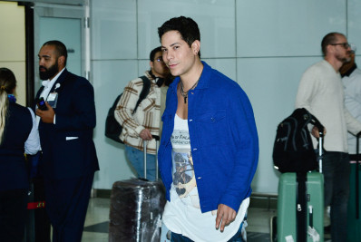 Christian Chávez chega ao Brasil e recebe carinho dos fãs