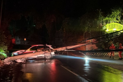 Carro derruba poste no Itanhangá