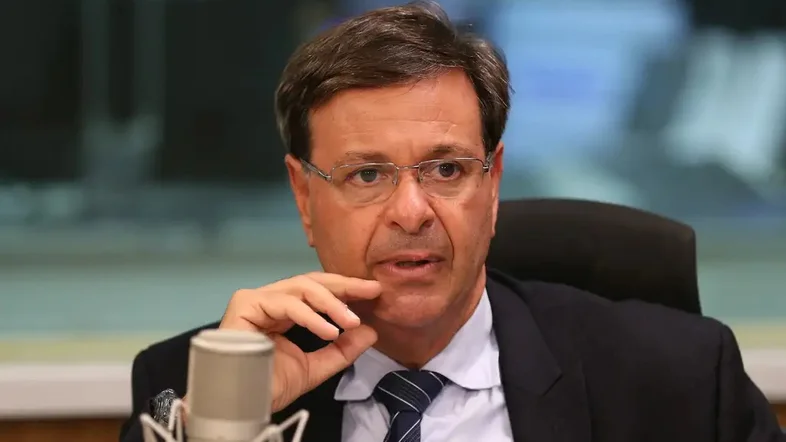 Ministro de Bolsonaro que tentou obter passaporte português para Mauro Cid deixa o PL