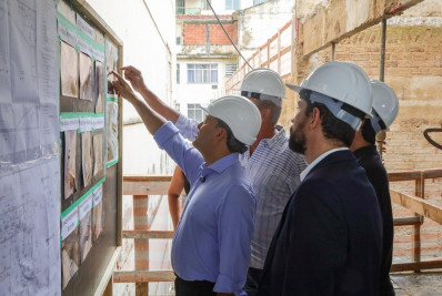 Prefeito Rodrigo Neves vistoria obra de reforma do Cinema Icaraí