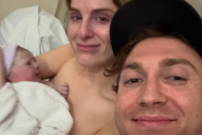 Meghan Trainor e Daryl Sabara anunciam nascimento da filha por meio de barriga de aluguel 