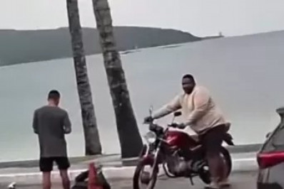 Carro atinge motociclista na RJ-106, em Iguaba, e motorista foge