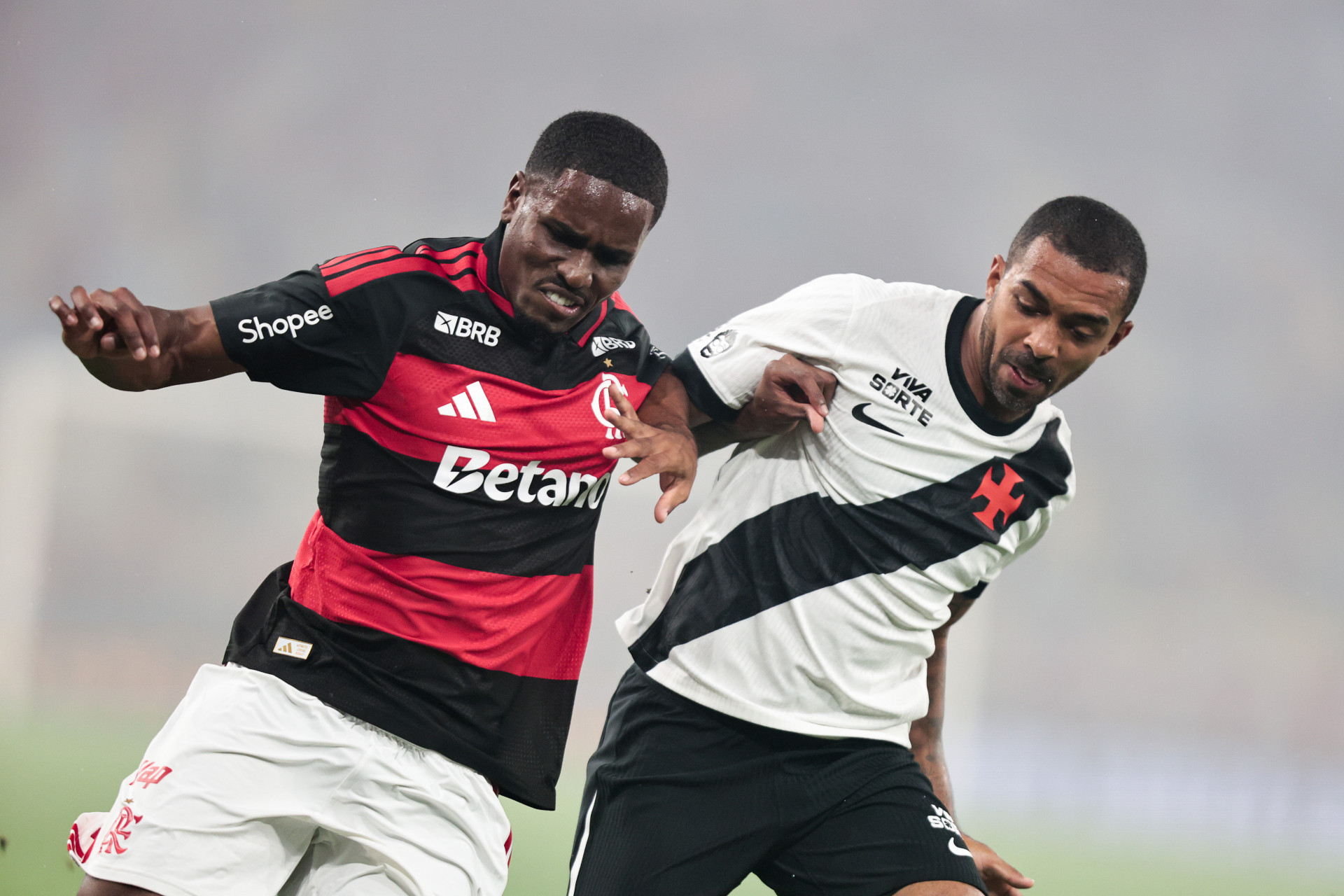 Evertton Ara&uacute;jo e Paulo Henrique em a&ccedil;&atilde;o durante o cl&aacute;ssico entre Flamengo e Vasco, no Maracan&atilde; - Gilvan de Souza / Flamengo