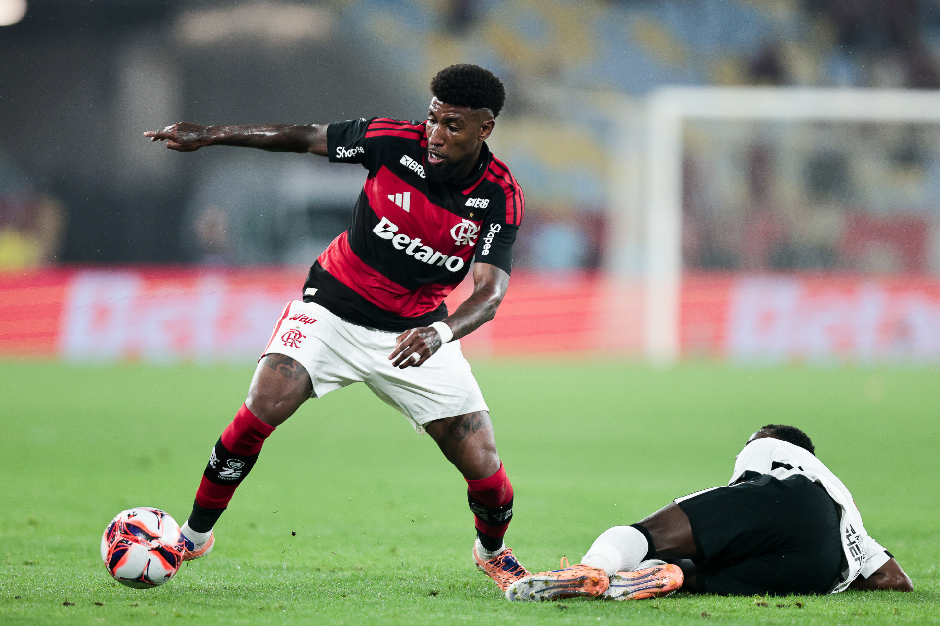 Emerson Royal em ação pelo Flamengo diante do Vasco, no Maracanã - Gilvan de Souza / Flamengo