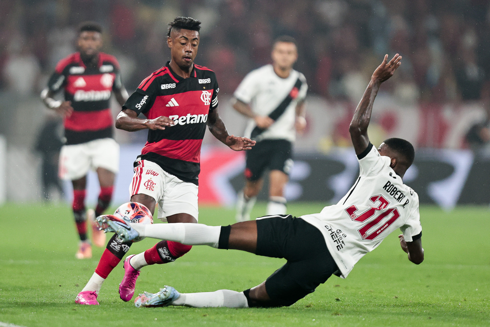 Bruno Henrique em a&ccedil;&atilde;o durante o cl&aacute;ssico entre Flamengo e Vasco, no Maracan&atilde; - Gilvan de Souza / Flamengo