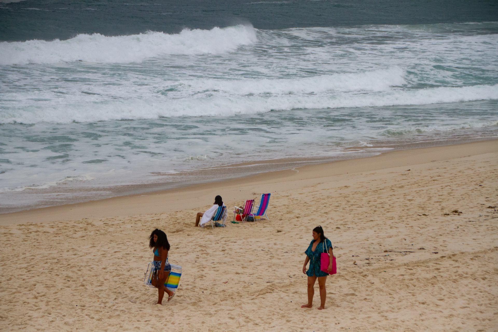 Movimentação na praia da reserva, posto 9 Barra da Tijuca, nesta quarta-feira (21). - Érica Martin/Agência O Dia
