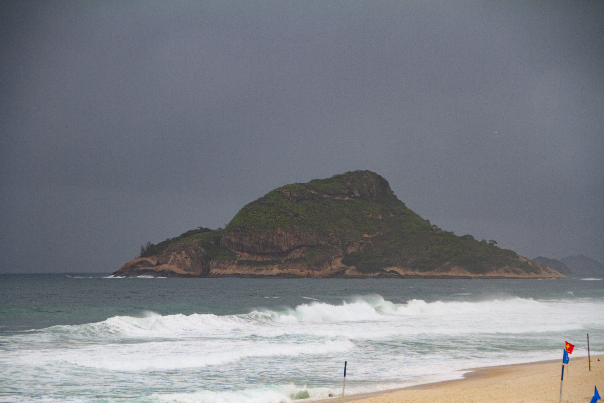 Movimentação na praia da reserva, posto 9 Barra da Tijuca, nesta quarta-feira (21). - Érica Martin/Agência O Dia
