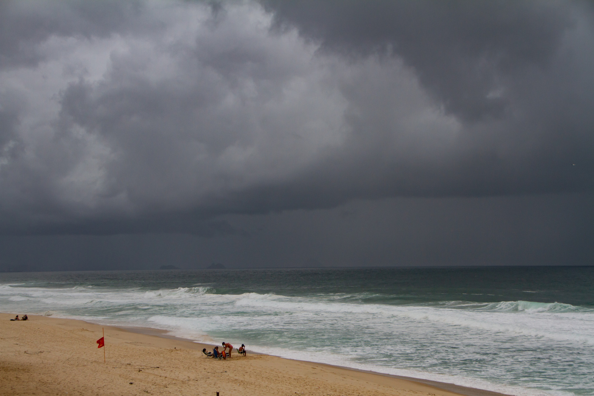 Movimentação na praia da reserva, posto 9 Barra da Tijuca, nesta quarta-feira (21). - Érica Martin/Agência O Dia