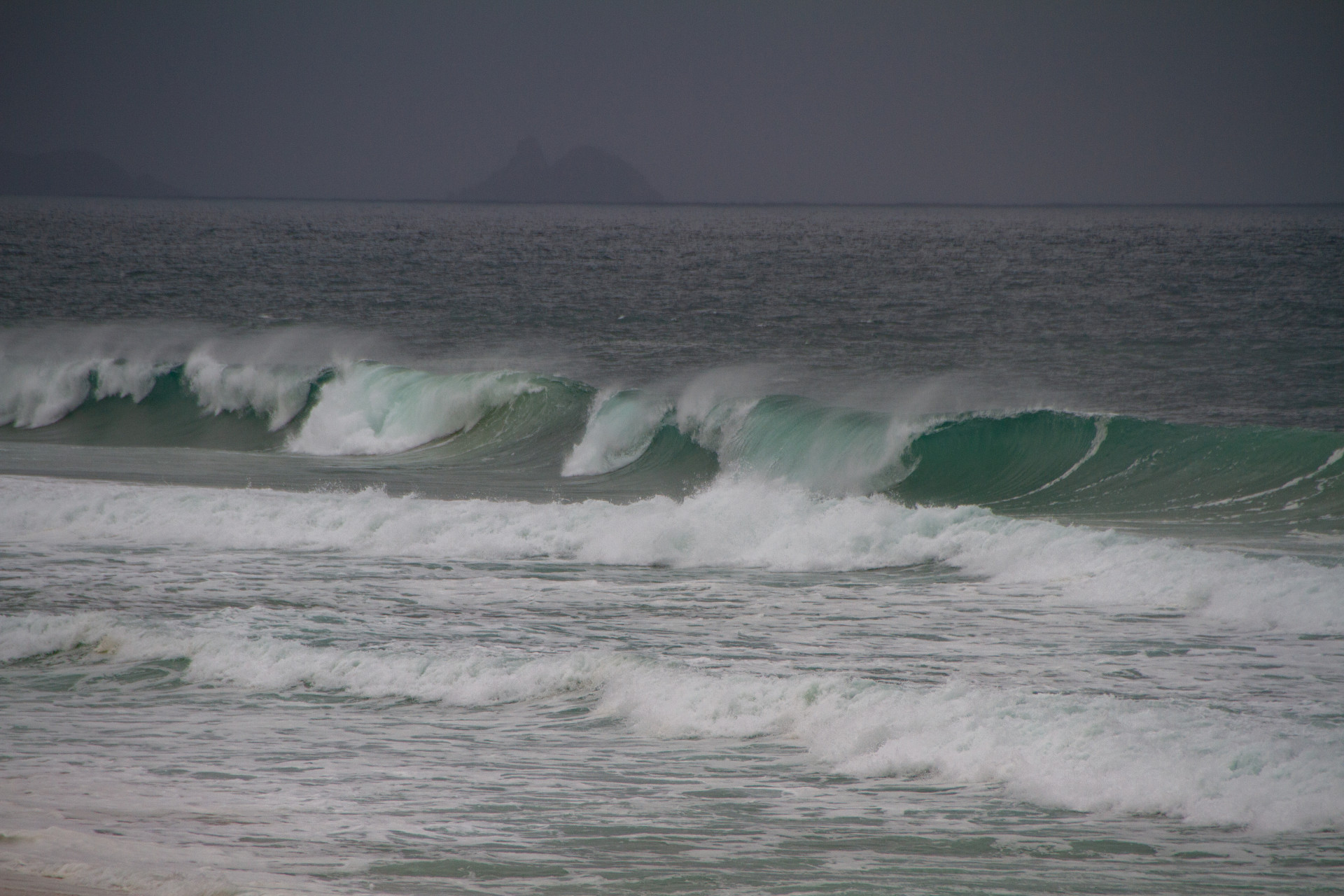Movimentação na praia da reserva, posto 9 Barra da Tijuca, nesta quarta-feira (21). - Érica Martin/Agência O Dia