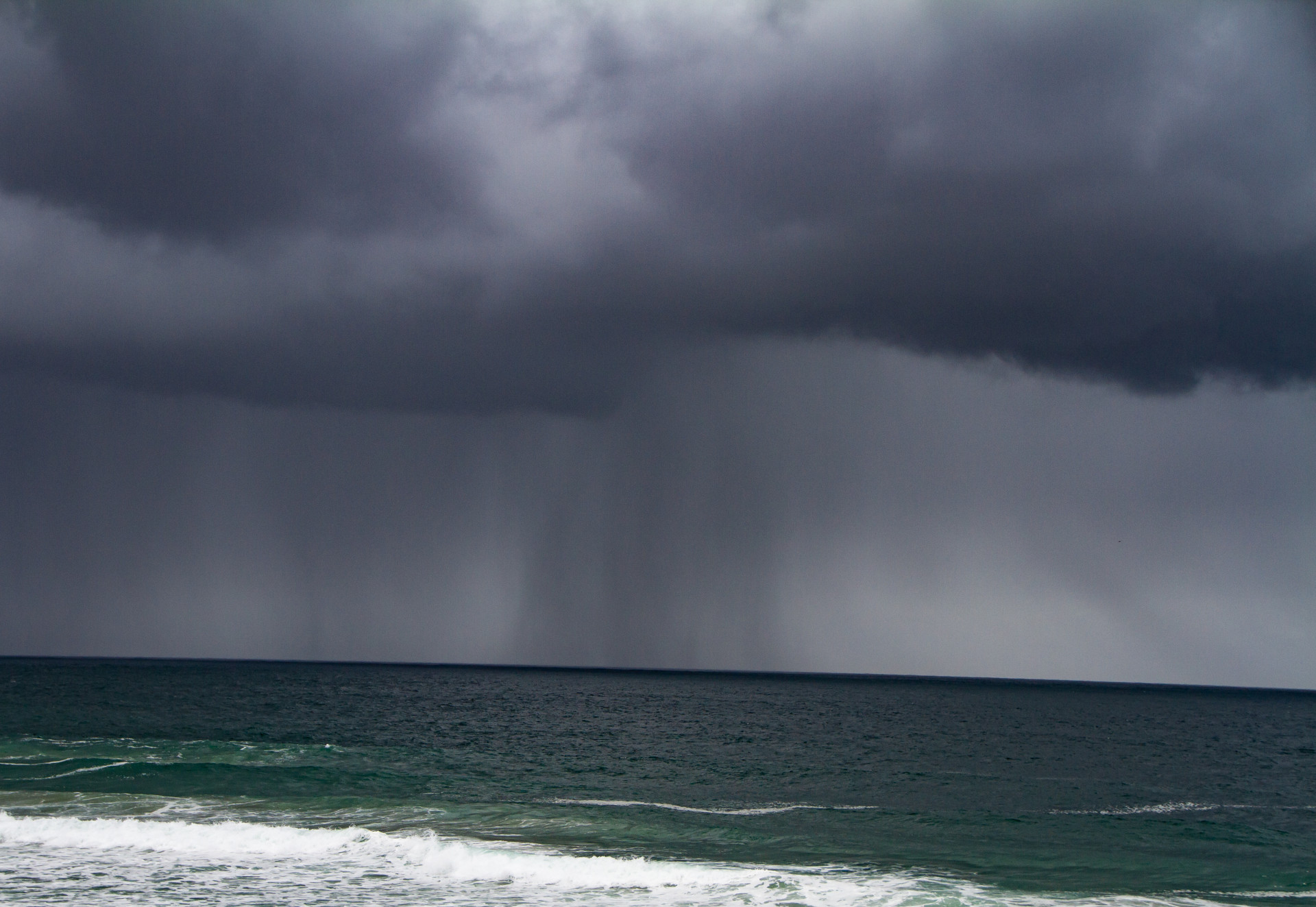 Movimentação na praia da reserva, posto 9 Barra da Tijuca, nesta quarta-feira (21). - Érica Martin/Agência O Dia