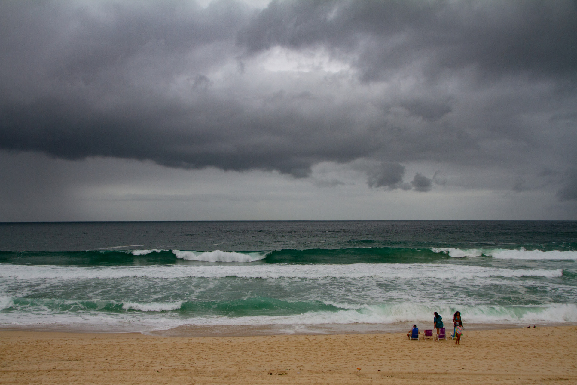 Movimentação na praia da reserva, posto 9 Barra da Tijuca, nesta quarta-feira (21). - Érica Martin/Agência O Dia